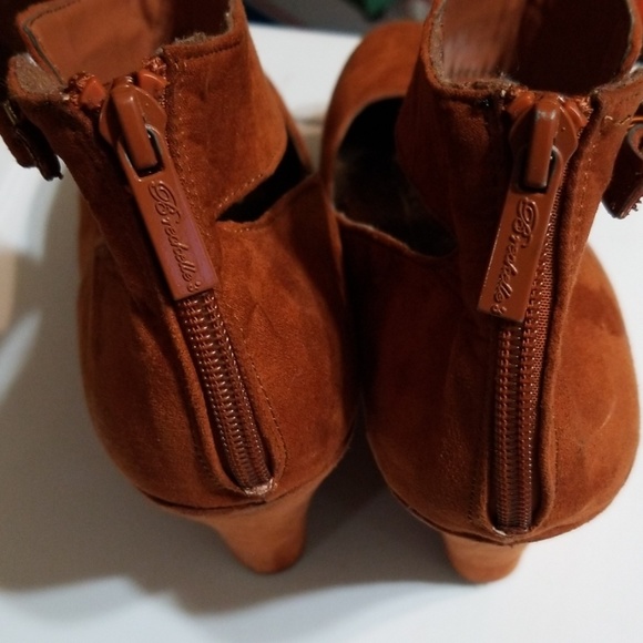 Brechelle's Rust Suede Ankle Strap Zip Wedge 9 M - Picture 6 of 7